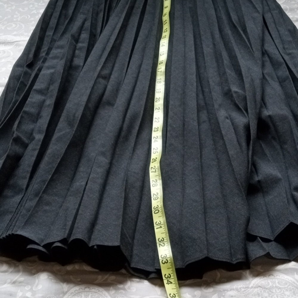 Uniqlo size Medium women's accordion pleated skirt charcoal grey. - Picture 6 of 6